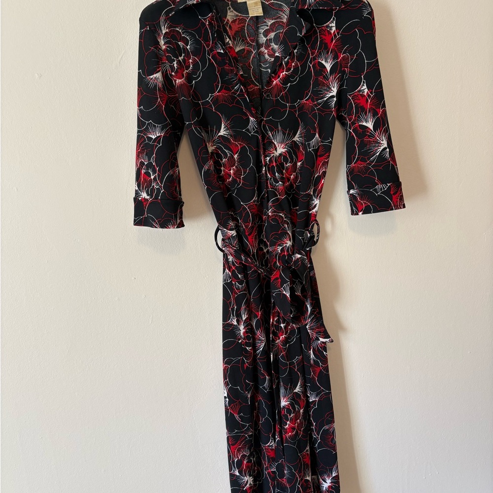 H&M wrap style Dress. Mid-Sleeve Floral Dress in Black and Red